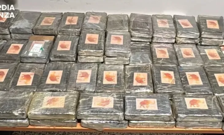 Sekuestrohen 111 kg kokainë të fshehura në kabinën e kamionit, në pranga tre persona në Itali, mes tyre një shqiptar
