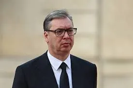 Serbia në udhëkryq, Vuçiç çon vendin drejt zgjedhjeve të parakohshme, Brukseli ngre alarmin për presionet ndaj…