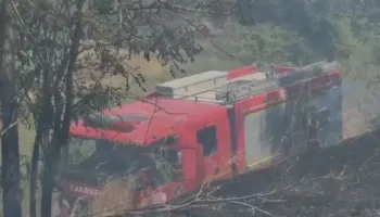 Sërish zjarr në Novoselë të Vlorës/ Flakët përfshijnë barishte e pemë, nuk raportohet për të lënduar
