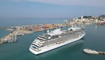 “Seven Seas Splendor” me 650 turistë mbërrin për herë të parë në Portin e Durrësit