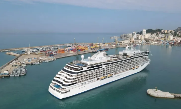 “Seven Seas Splendor” me 650 turistë mbërrin për herë të parë në Portin e Durrësit