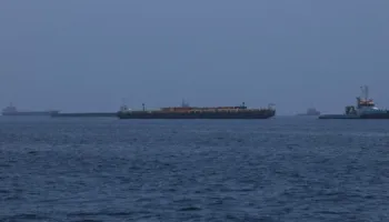 SHBA: 2 anije tregtare janë ridrejtuar që kur bllokada detare e Iranit rifilloi