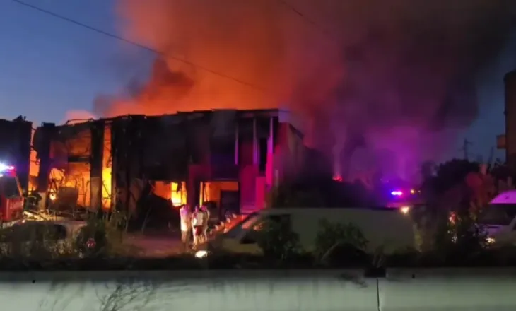 Shefi i zjarrfikësve zbulon detajet: Ende vatra aktive në Shkozet, një efektiv i shtruar në spital
