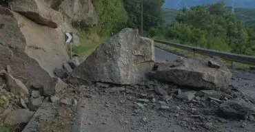 Shembet një masiv shkëmbor në aksin Burrel-Klos, vështirësi në qarkullim