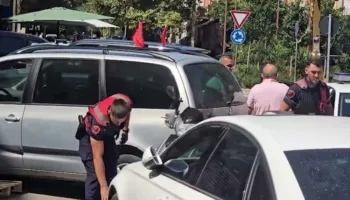Sherr pranë ambienteve të shpërndarjes së porosive nga TEMU, goditen me sende të forta