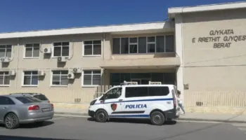 Shfrytëzonte bashkëjetuesen për prostitucion së bashku me shokun e tij, Prokuroria e Beratit dërgon në gjyq tre persona