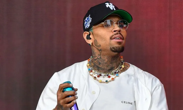 Shishe qelqi në kokë dhe shqelma ndaj Chris Brown/ Sulmi në një klub nate në Londër