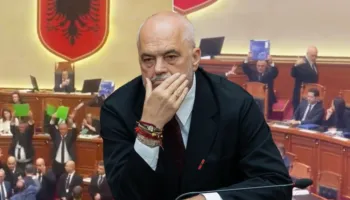 Shishe uji dhe karton drejt Ramës, momenti kur opozita “godet” kryeminsitrin