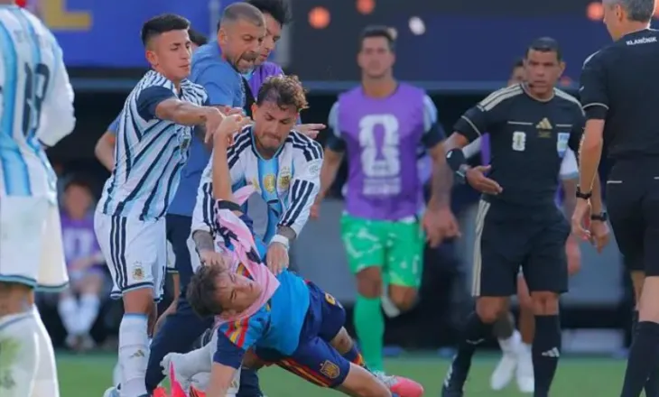 Shkaktoi kaos të madh pas finales me Spanjën, FIFA shpëton Paredes që ia hedh paq pas sherrit me kundërshtarët