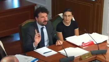 Shkaktoi të qeshura në Komision, zv.ministri ndërpret mbledhjen me kërkesën për të shkuar në tualet