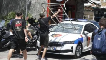 Shkatërruan makinat dhe dhunuan policët, 8 të arrestuar për protestën te Kuvendi (EMRAT)