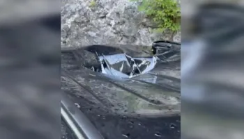 Shkodër, guri shkëputet nga një masiv shkëmbor dhe bie mbi makinën me turistë