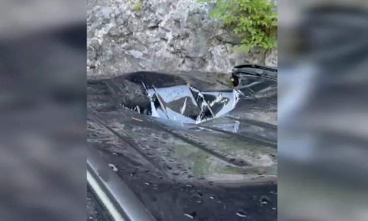 Shkodër, guri shkëputet nga një masiv shkëmbor dhe bie mbi makinën me turistë