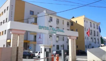 Shkon të kurohet në Spitalin e Lezhës, 54-vjeçarit i bie pistoleta nga çanta dhe i shkrepet…