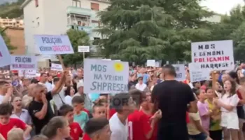 Shkrirje nga reforma territoriale, banorët e Poliçanit protestë! Djegin teserat e PS
