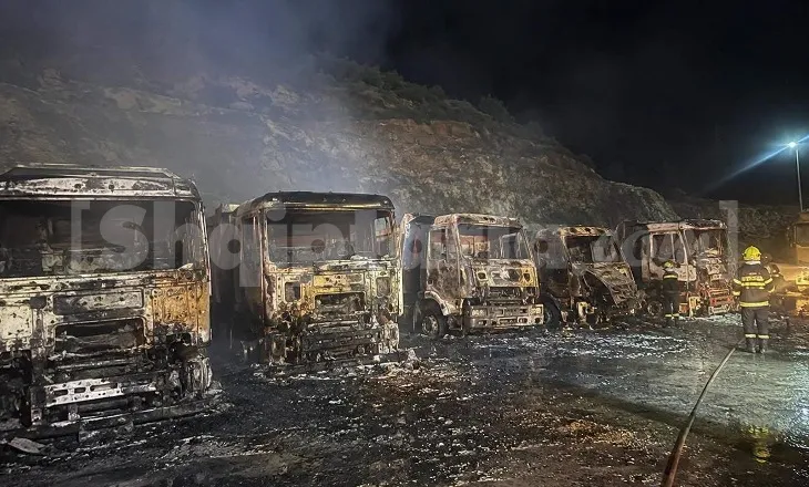 Shkrumbohen pesë kamionë në një gurore në Kurbin, dyshohet për zjarrvënie të qëllimshme