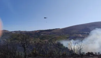 Shpërthejnë dy vatra të mëdha zjarri në Sarandë e Finiq, aktivizohet helikopteri, era favorizon flakët