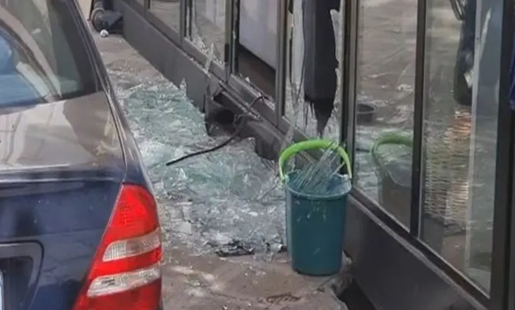 Shpërthim me tritol në një lokal në Vlorë, dëmtohet edhe një automjet! Nuk raportohen të lënduar