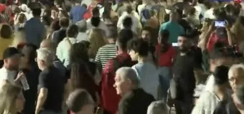 “Shqipëria e rinisë, jo e partisë”/ Qytetarët të palodhur, marshimi masiv i protestuesve rikthehet në qendër të Tiranës