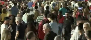 “Shqipëria e rinisë, jo e partisë”/ Qytetarët të palodhur, marshimi masiv i protestuesve rikthehet në qendër të Tiranës