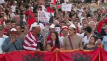 “Shqipëria kërkon revolucion”/ Nis marshimi masiv drejt Kryeministrisë, protestuesit: Ju erdhi fundi!
