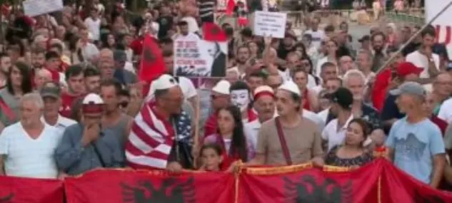 “Shqipëria kërkon revolucion”/ Nis marshimi masiv drejt Kryeministrisë, protestuesit: Ju erdhi fundi!