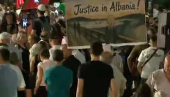 ‘Shqipëria kërkon revolucion’, protestuesit marshojnë në rrugët e Tiranës, kërkojnë dorëheqjen e kryeministrit
