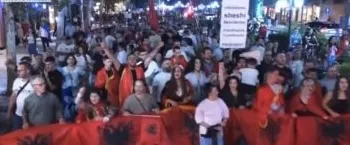 “Shqipëria kërkon revolucion”/ Protestuesit marshojnë të vendosur: PS-PD këlyshë komunistësh