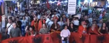 “Shqipëria kërkon revolucion”/ Protestuesit marshojnë të vendosur: PS-PD këlyshë komunistësh