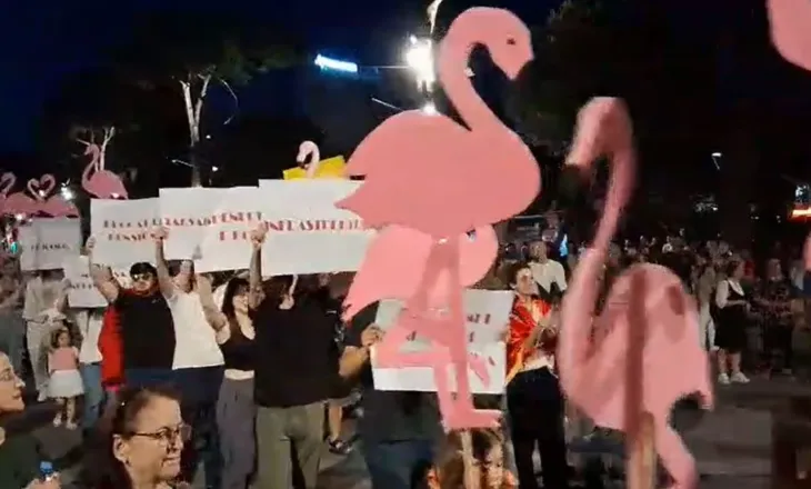 “Shqipëria kërkon revolucion”, protestuesit mbyllin protestën para Kryeministrisë, nisin marshimin nëpër Tiranë