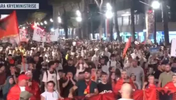 “Shqipëria kërkon revolucion, Rama në burg Berisha në burg”!/ Protestuesit nisin marshimin në rrugët e Tiranës