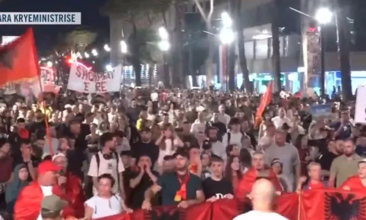 “Shqipëria kërkon revolucion, Rama në burg Berisha në burg”!/ Protestuesit nisin marshimin në rrugët e Tiranës