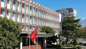 “Shqipëria krah Kosovës”, Tirana zyrtare reagon pas zbulimit të varrit masiv në Zubin Potok: Të zbardhet fati i të zhdukurve