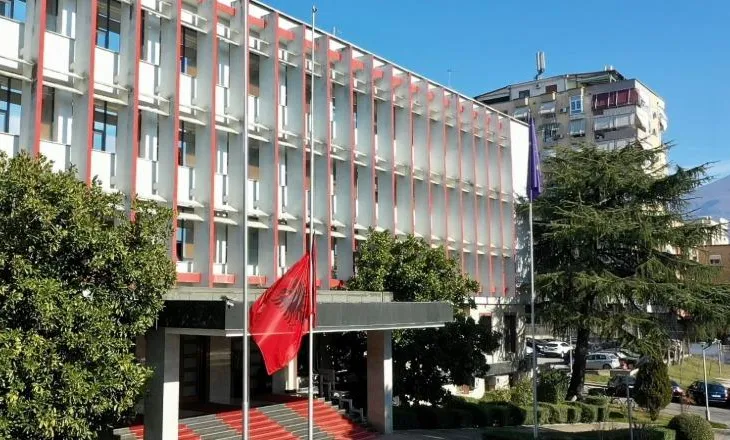 “Shqipëria krah Kosovës”, Tirana zyrtare reagon pas zbulimit të varrit masiv në Zubin Potok: Të zbardhet fati i të zhdukurve