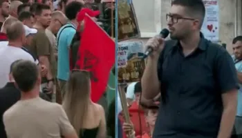 “Shqipërisë po i nënshkruhet certifikata e vdekjes”/ Aktivisti në protestë: Le të punojmë së bashku për ëndrrat tona…