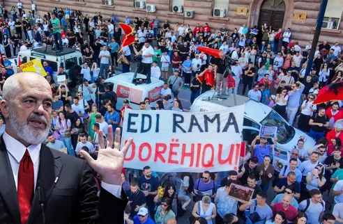 Shqiptarët bëjnë historinë! Prej 2 muajsh qytetarët mbushin sheshin dhe rrugët, sot dita e 60 e revoltës