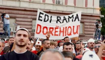 ‘Shqiptarët kanë vrarë frikën’, gazeta italiane: Edi Rama nuk është më i paprekshëm