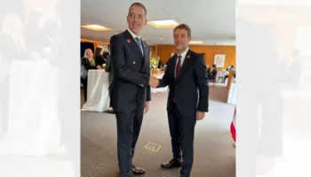 Shqiptarët kërcënohen me spastrim etnik, ministri shqiptar shtrëngon duart, i buzëqeshur, me homologun serb
