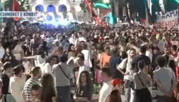 Shqiptarët në revoltë prej 54 ditësh, kërkojnë dorëheqjen e Ramës, nis marshimi në rrugët e Tiranës