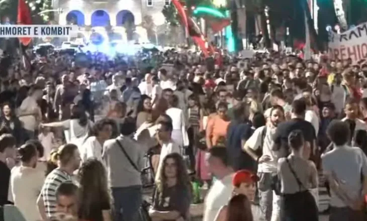 Shqiptarët në revoltë prej 54 ditësh, kërkojnë dorëheqjen e Ramës, nis marshimi në rrugët e Tiranës
