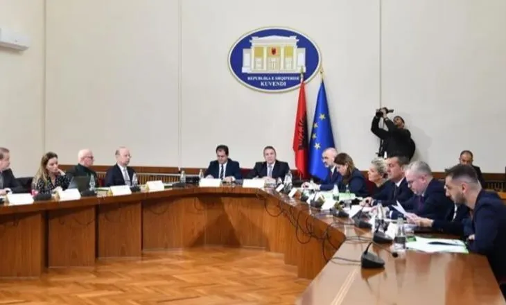 Shtyhet mandati i Komisionit për Reformën Zgjedhore