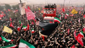 Si po e kthen Irani varrimin e Khameneit në shfaqje force