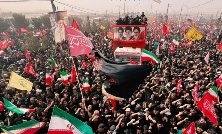 Si po e kthen Irani varrimin e Khameneit në shfaqje force