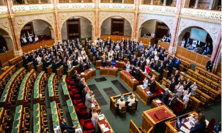 Si po shkojnë reformat në Hungari: Çfarë premtoi partia Tisza para zgjedhjeve dhe çfarë ka përmbushur deri më tani?