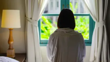 Si të dalloni një person që ka pasiguri, edhe pse në dukje shfaq vetëbesim