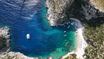 “Si Viaggia”: Gjiri i Gramës, perla e fshehur e Karaburunit që po mahnit botën