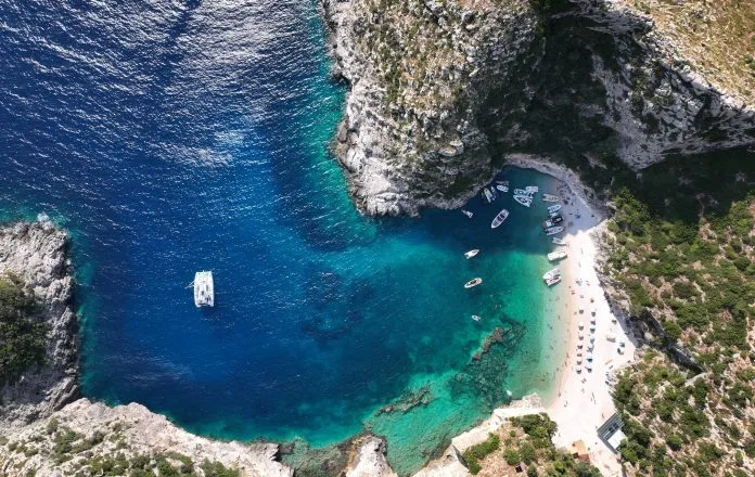 “Si Viaggia”: Gjiri i Gramës, perla e fshehur e Karaburunit që po mahnit botën