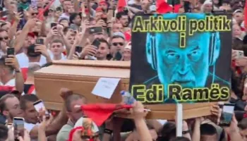 Simbolika e protestës/ Protestuesit sjellin arkëmort para kryeministrisë: Arkivoli politik i Edi Ramës