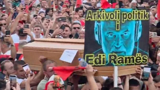 Simbolika e protestës/ Protestuesit sjellin arkëmort para kryeministrisë: Arkivoli politik i Edi Ramës