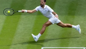 Sinner, Djokovic e Sabalenka shkojnë në raundin e tretë të Wimbledon, eliminohet Andreeva